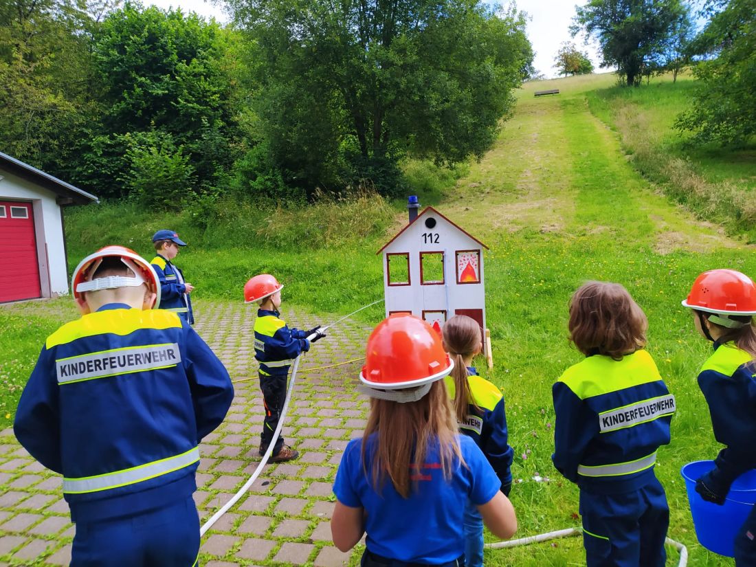 Jakobsthaler Kinderfeuerwehr legt Prfung zur Bayerische Kinderflamme ab1 AG