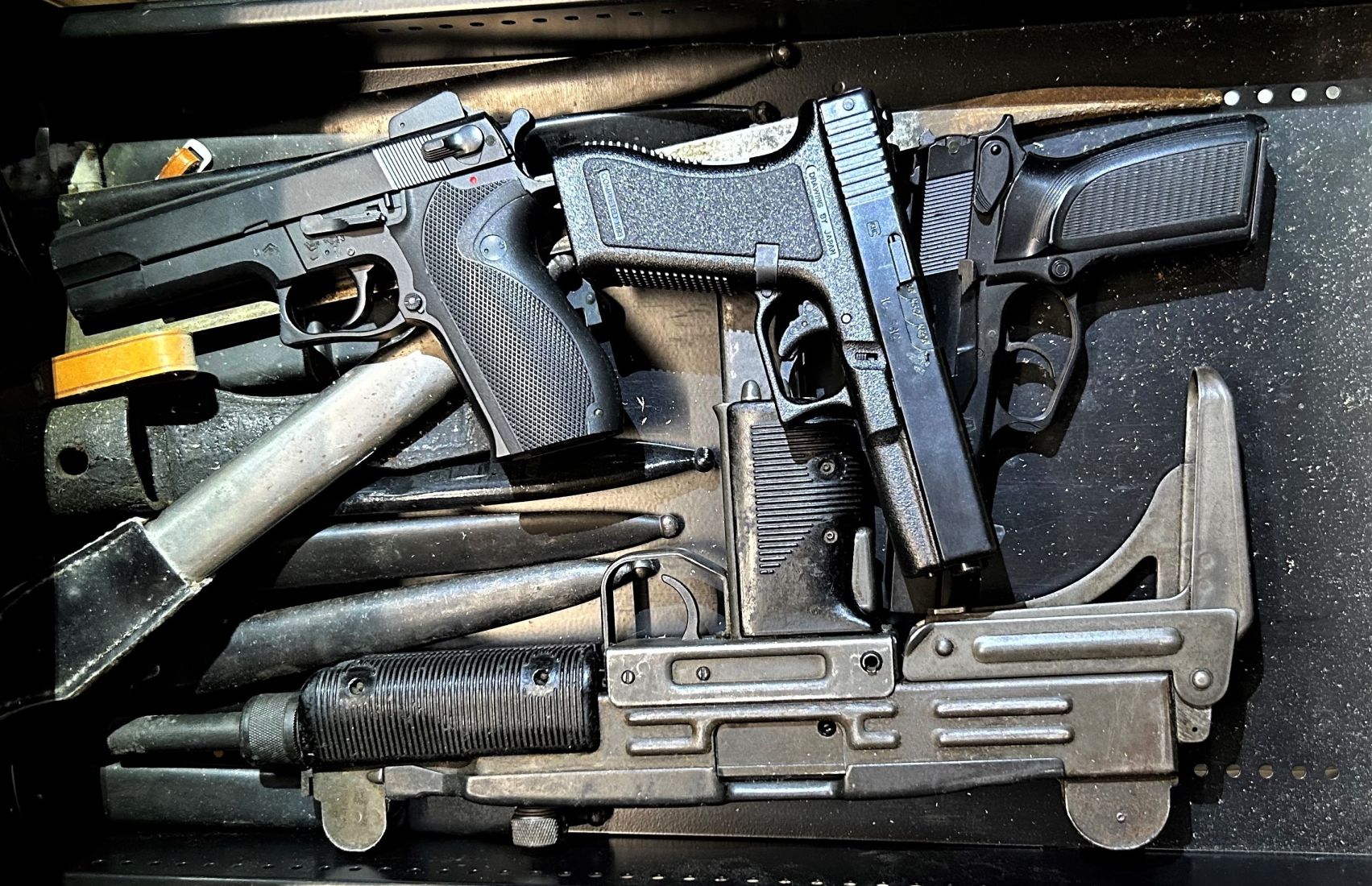 Rentner hortet Schuss Kriegs Hieb bzw. Stichwaffen2 AG