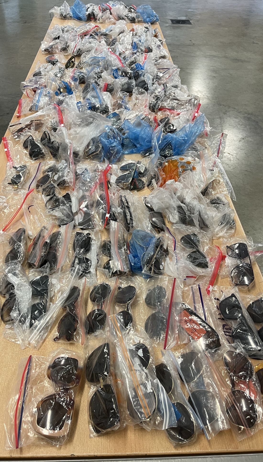 Unverzollte Luxusartikel im Wert von mehr als 150.000 Euro sichergestell2t AG