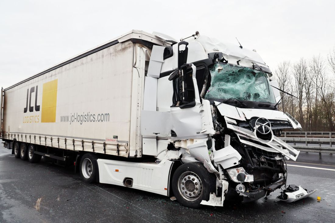 Sattelzug prallt in Verkehrssicherungsannger AG