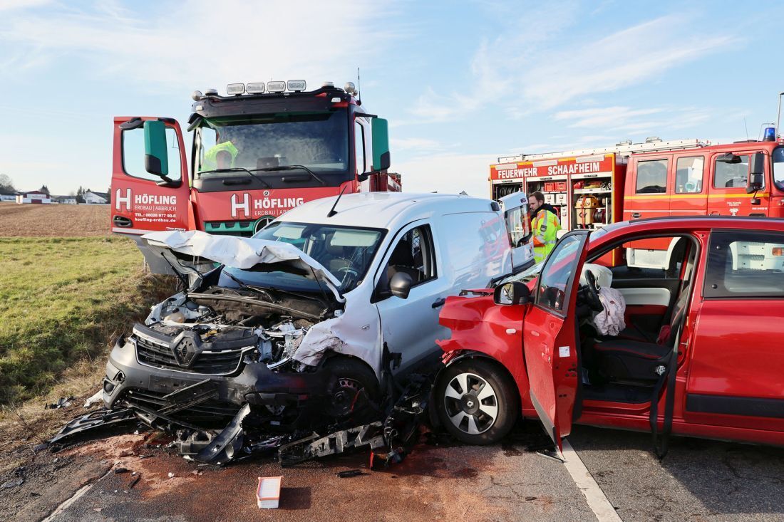 Schwerer Verkehrsunfall zwischen Groostheim und Schaafheim AG